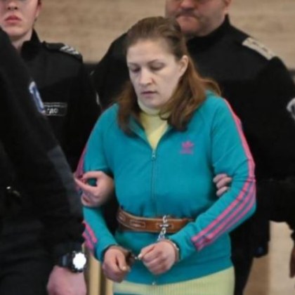 Окована с белезници докараха в съда майката която в края