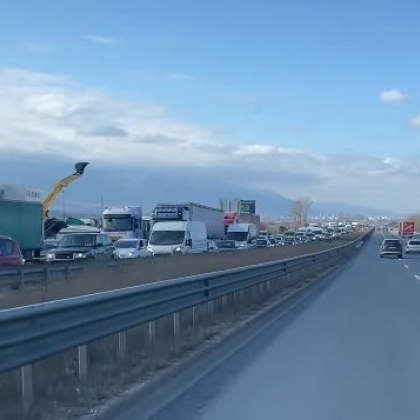 Огромно задръстване се образува на АМ Тракия край София този