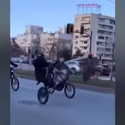 Младежи с мотопеди успяха да привлекат вниманието на пешеходци Трима