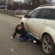 Мъж се хвърля пред коли на оживена улица ВИДЕО