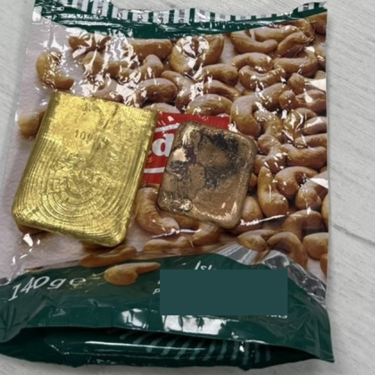 Иззеха над половин килограм златни отливки укрити във фабрична опаковка от ядки на Капитан