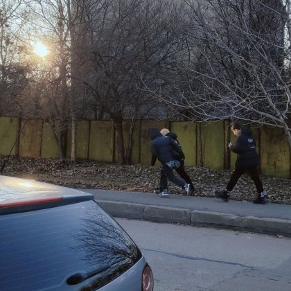 Жена отправи предупреждение за три деца които хвърлят камъни по