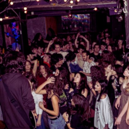 Събота вечер Младежи се събират в столичен клуб на парти