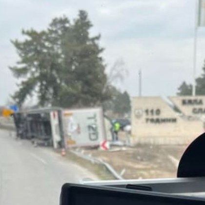 Камион се обърна на път във Врачанско Машината се е озовала
