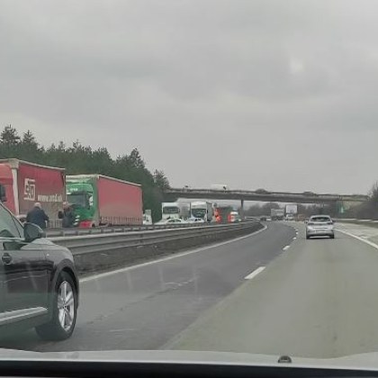 След инцидента с горяща кола катастрофа между тир и