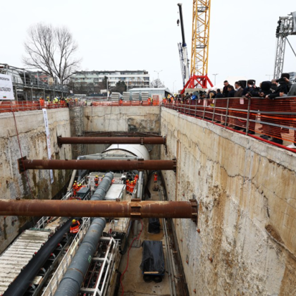 Днес в експлоатация бе пусната машината която ще прокопае тунела