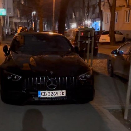 Луксозен лек автомобил с марката Мерцедес бе заснет паркиран на