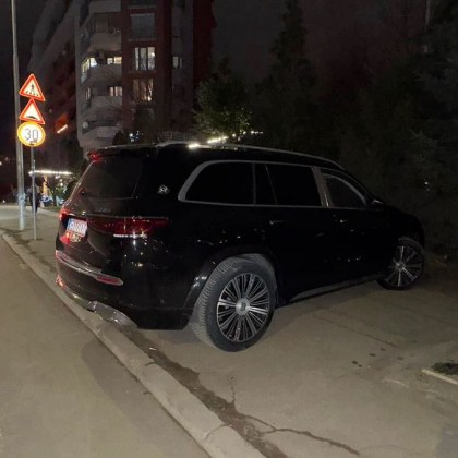 Лъскав джип превзе тротоар на улица намираща се в столичния