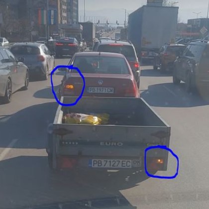 Червена кола теглеща ремарке успя да привлече вниманието на останалите