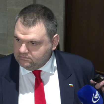 Лидерът на ДПС Ново начало Делян Пеевски коментира пред журналисти в