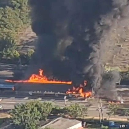 Двама души загинаха след като самолет се разби в превозни