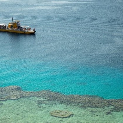 Туристическо корабче с екипаж от шестима души е потънало край