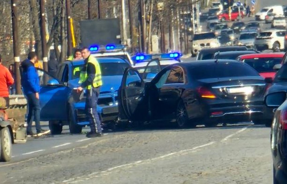 БМВ и Мерцедес се сблъскаха в София, пристигнаха полицаи СНИМКИ