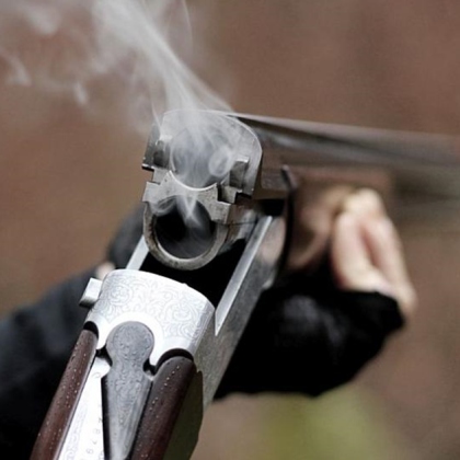 Зрял но видимо неуравновесен мъж е открил стрелба с въздушна