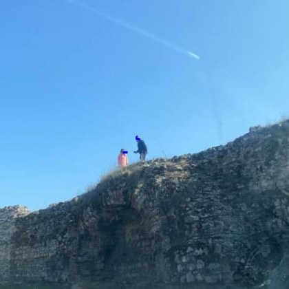Мъж и жена се качиха на крепостната стена в Хисаря