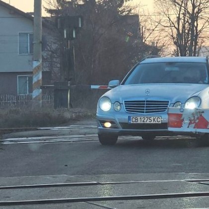 Водач попадна на опасна пътна маневра на железопътен прелез в