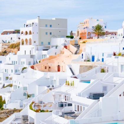 Гръцките власти съобщиха днес че училищата на гръцкия егейски остров Санторини и близките острови Анафи Иос и