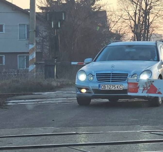 Шофьор мина на спуснати бариери в София, показа нецензурен жест СНИМКИ