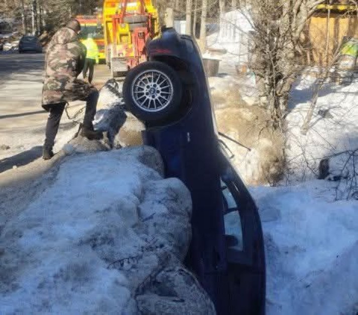 Автомобил пропадна в ров край път СНИМКИ