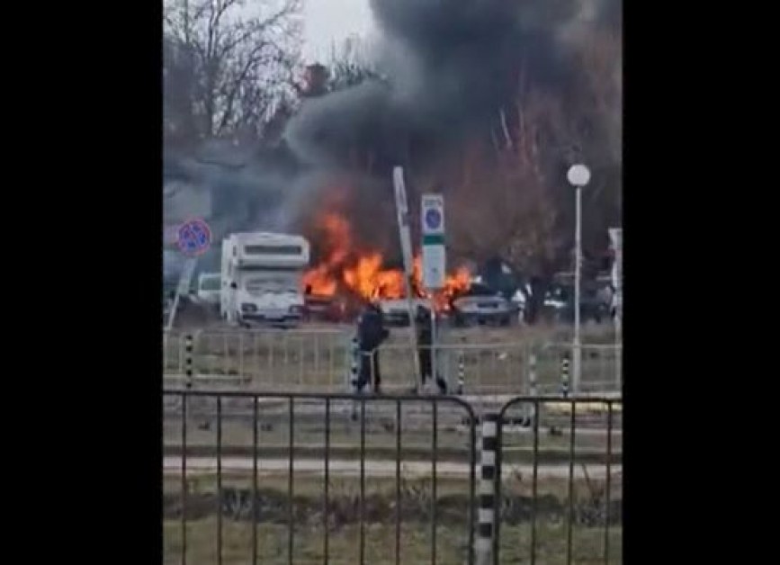 Извънредно! Коли и микробус горят в София ВИДЕО