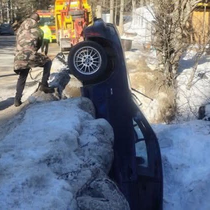 Автомобил пропадна в ров край път в местността Златните мостове