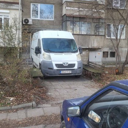 Бус запуши вход към жилищен блок в столичния квартал Света