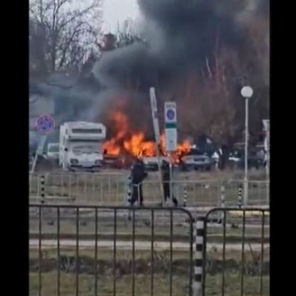 Автомобили горят в района на Централна гара в София Свидетели