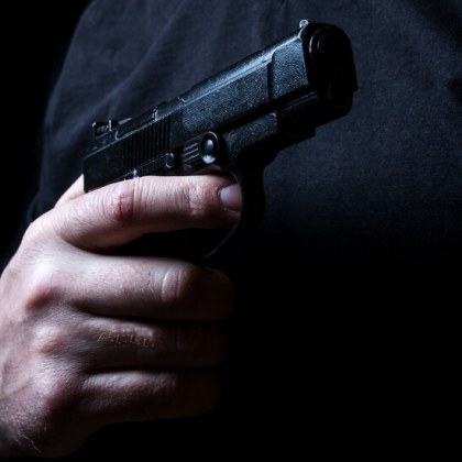 Въоръжен мъж който твърди че е убил двама души се