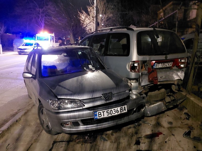 Пиян водач се заби в паркиран автомобил СНИМКА и ВИДЕО