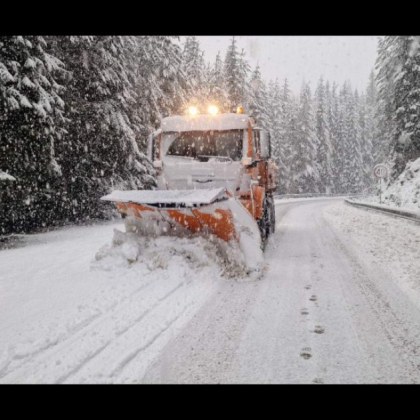 В проходите Шипка и Хаинбоаз пътните настилки са частично заледени