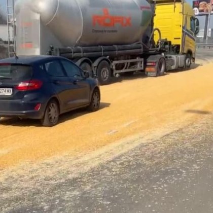 Разпиляна царевица затруднява движението на път в София Пътното платно