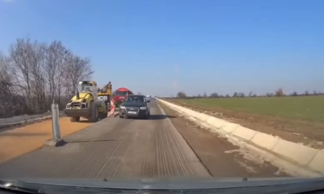 Червено ли? Ауди не спази забраната, изпревари цялата колона ВИДЕО