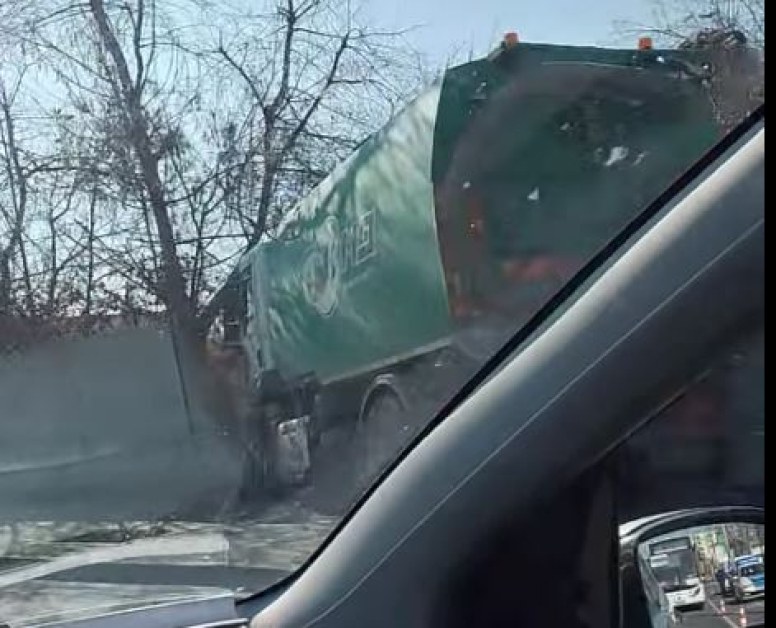 Камион се вряза в стена в Пловдив СНИМКИ+ВИДЕО