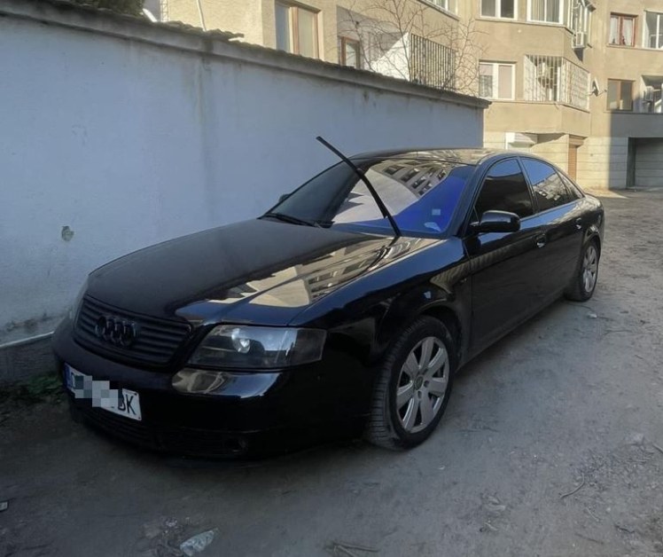 Мъж завари колата си с щети: Не бера парите от дърветата! СНИМКА
