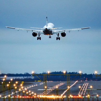 Лек военно транспоретен самолет РС 12 е спукал гума на основния колесник при приземяване