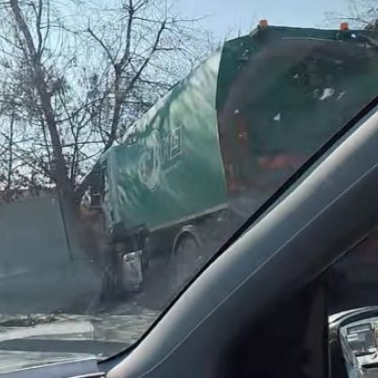 Камион се вряза в стена в Пловдив съобщават граждани във