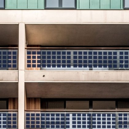 Канадският интегриран в сгради фотоволтаичен производител Mitrex пусна соларни фотоволтаични парапети SolarRail