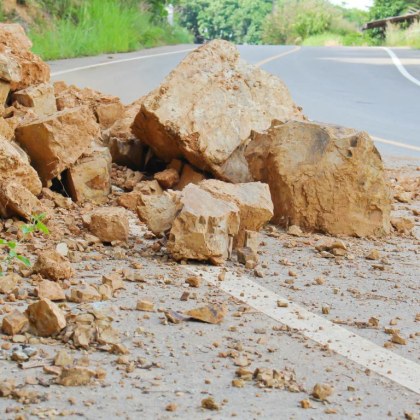 Свлачище на пътното платно на около 5 км от Кърнаре
