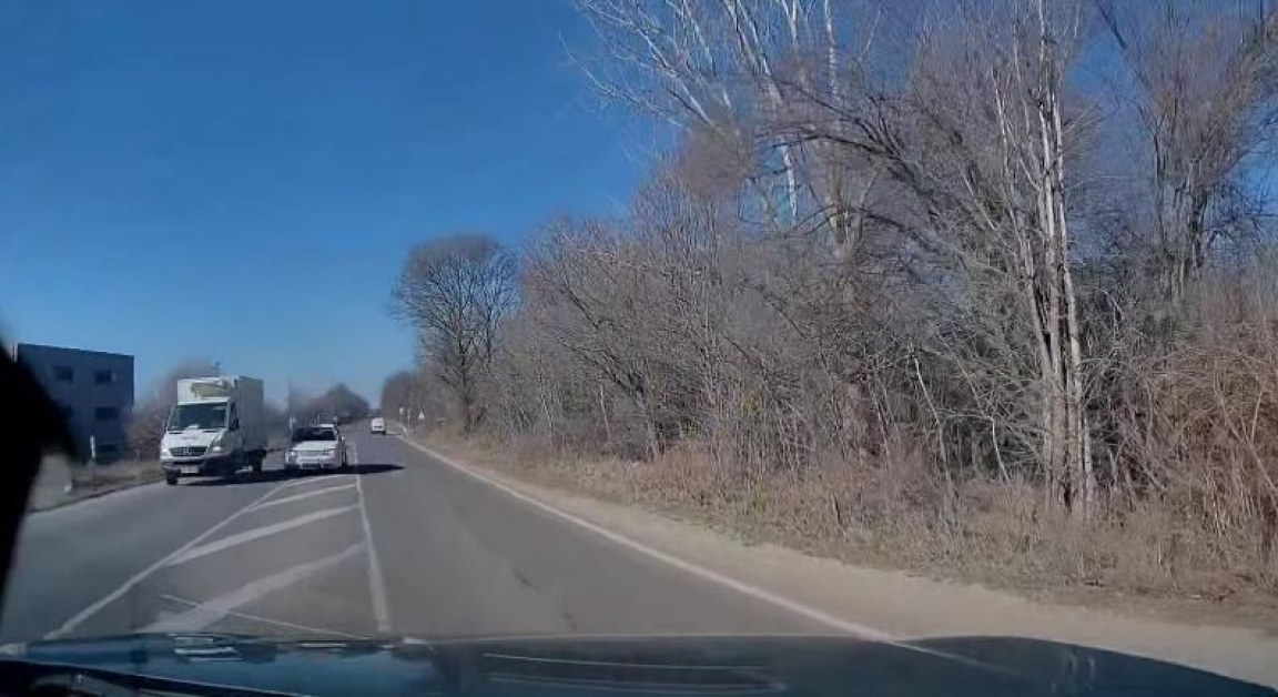 ВИДЕО показа защо не трябва да се изпреварва в кръстовище