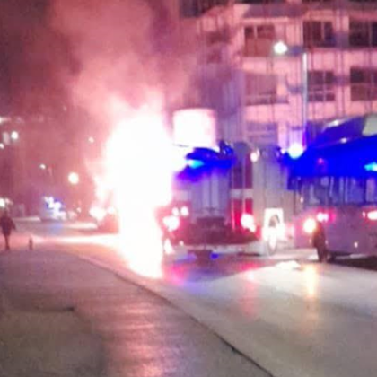 Автобус се запали на улица Станислав Доспевски в столицата съобщават