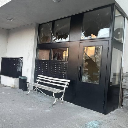 Столичен вход на блок осъмна с потрошени стъкла За вандалската