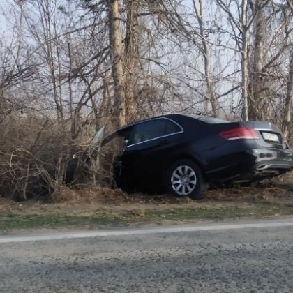 Две коли катастрофираха в Плевенско Сблъсъкът е станал на пътя