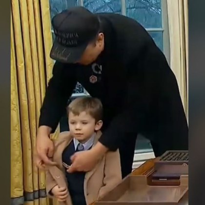 Синът на Илон Мъск Екс и дядо Дони Тръмп излежда