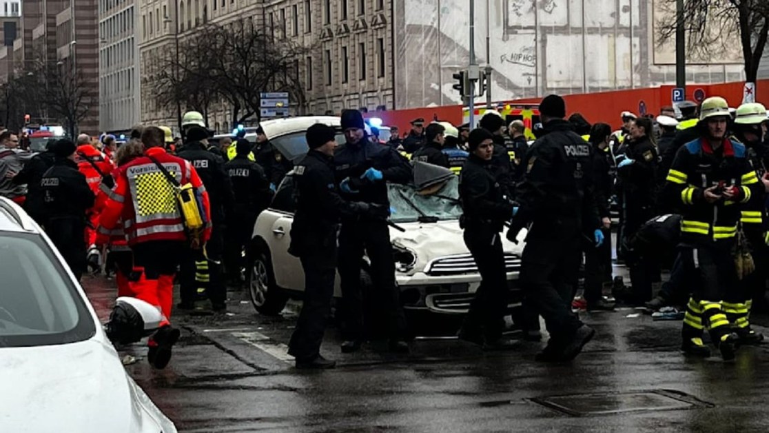 Кола се вряза в протестиращи в Мюнхен, поне 20 са ранени СНИМКИ