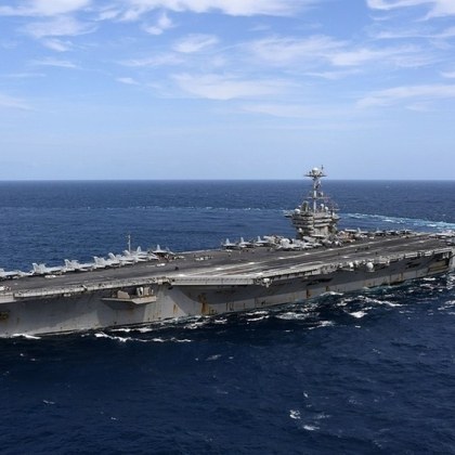 Самолетоносачът на ВМС на САЩ USS Harry Truman се е