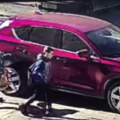 Видеоклип на деца които отвъртат капачките на вентилите от гумите