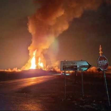 Голям пожар пламна между кварталите Требич и Илиянци тази вечер