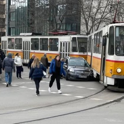 Трамвай и кола са се сблъскали в столицата за това