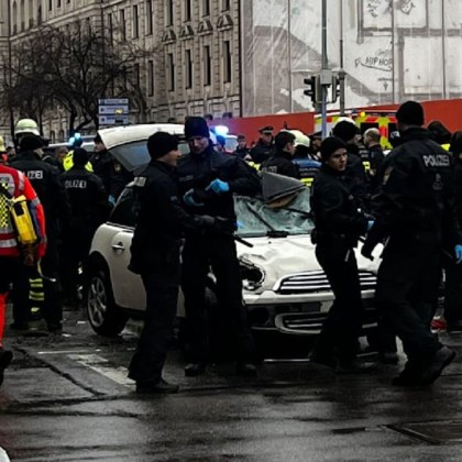 Автомобил се вряза в протестиращи в германския град Мюнхен Полицията каза