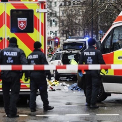 28 души са ранени след като кола се вряза в синдикална